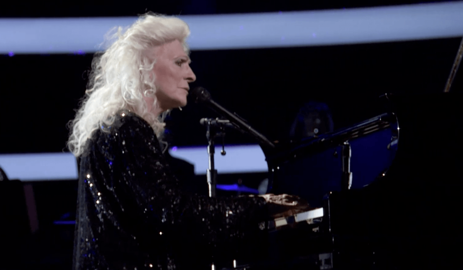 Watch Judy Collins perform 'Suzanne' in tribute to Leonard Cohen